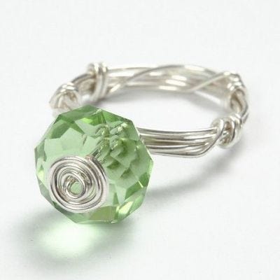 Ein Ring aus versilbertem Draht
