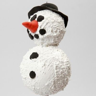 Ein Schneemann aus Styroporkugeln und Strukturpaste
