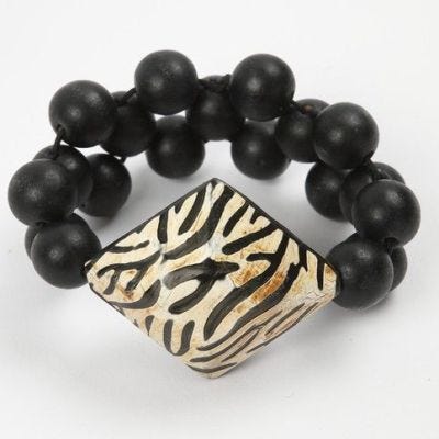 Ein Armband mit Büffelhornperle