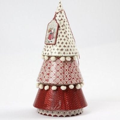 Ein Pappmache-Weihnachtsbaum mit Decoupage