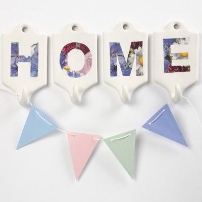 Terrakotta-Haken mit Buchstaben