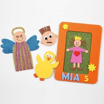 Eine Collage mit ausgeschnittenen Figuren aus Moosgummi