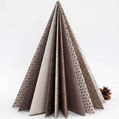 Ein aus Vivi Gade Design-Papier gefalteter Weihnachtsbaum