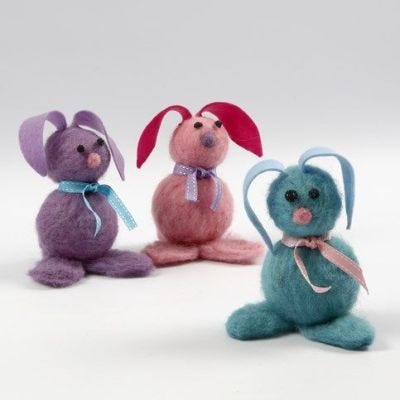 Gefilzte Häschen mit Ohren aus Filzstoff und Augen aus Foam Clay