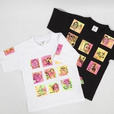 Ein T-Shirt per Transfer-Druck verziert mit kleinen Kunstwerken