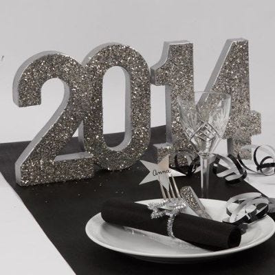 Silber glitzernde Dekoration für den Neujahrstisch
