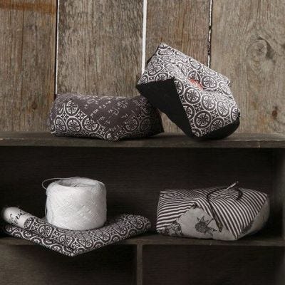 Nadelkissen und Sitz-Pouf im Vivi Gade-Stoffdesign