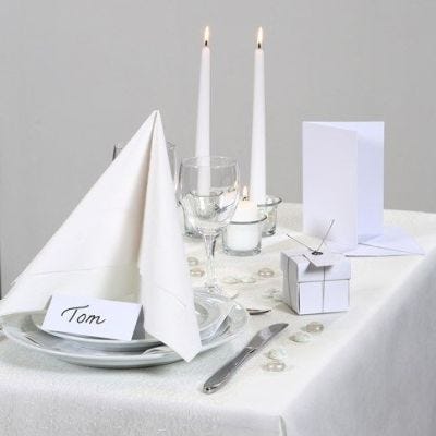 Inspiration für das Fest mit weißem Tischtuch und Tischschmuck