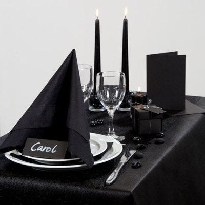 Inspiration für das Fest mit schwarzem Tischtuch und Tischschmuck