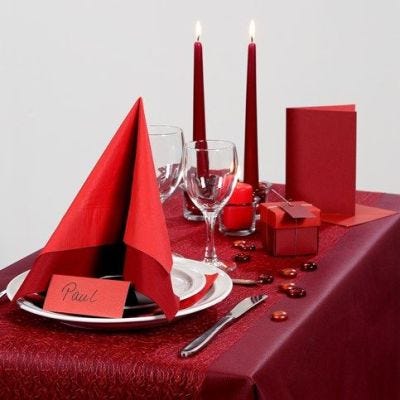 Inspiration für das Fest mit rotem Tischtuch und Tischschmuck