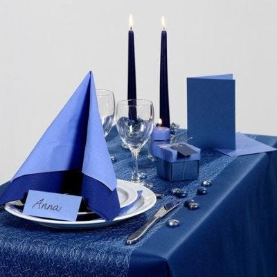 Inspiration für das Fest mit blauem Tischtuch und Tischschmuck