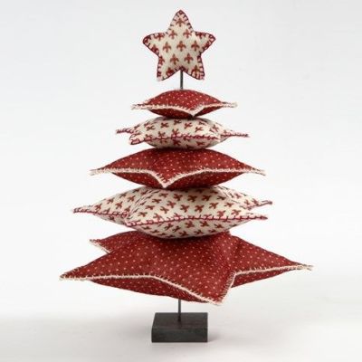 Ein Weihnachtsbaum aus Filzsternen auf einem Metallständer
