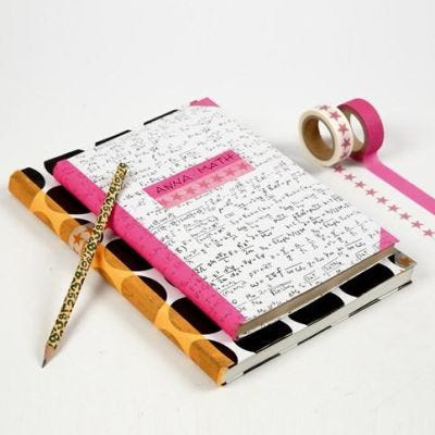 Ein Schulbuch mit Schutzumschlag aus Vivi Gade Geschenkpapier
