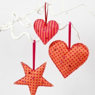 Hängeschmuck aus Filz mit aufgedrucktem Muster