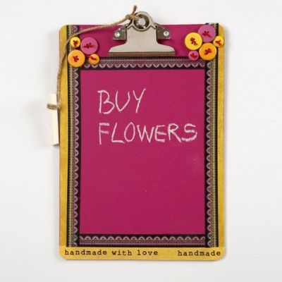 Ein Klemmbrett gestaltet mit Tafelfarbe und Motiv-Klebeband