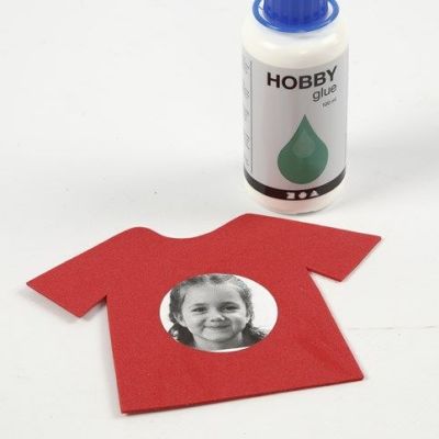 Ein Plakat mit einer Wäscheleine aus Namen und Bildern