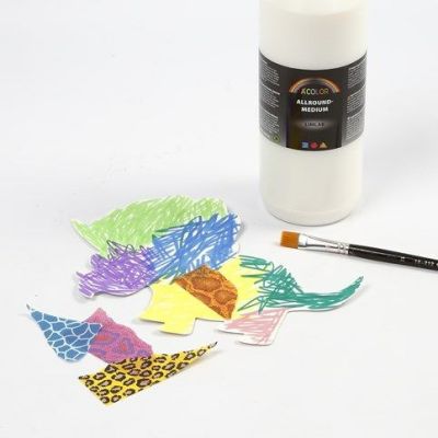 Bemalte und dekorierte Dinosaurier aus wei&szlig;em Karton