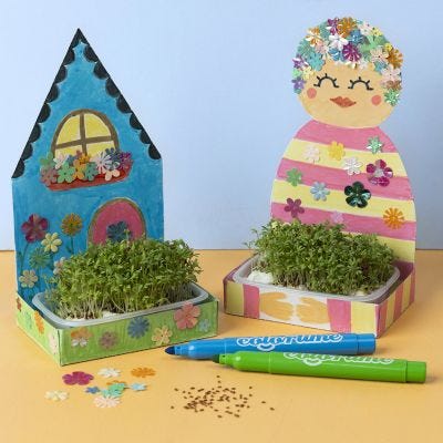 Mit Pailletten-Blüten dekorierter Kresse-Garten