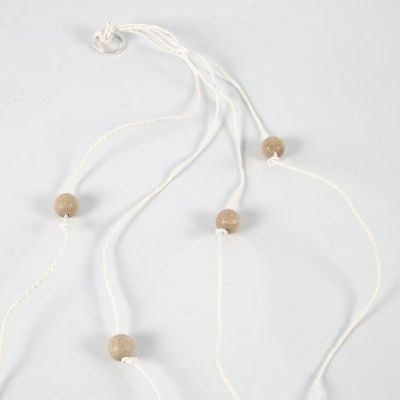 Schwebende Deko-Insel mit Aufhängung aus Papiergarn