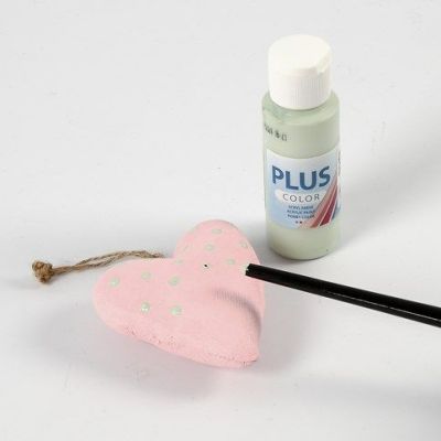 Stoff-Figuren mit gemalten Punkten und aufgenähten Knöpfen