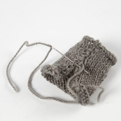 Eine gestrickte und gefilzte Kugel