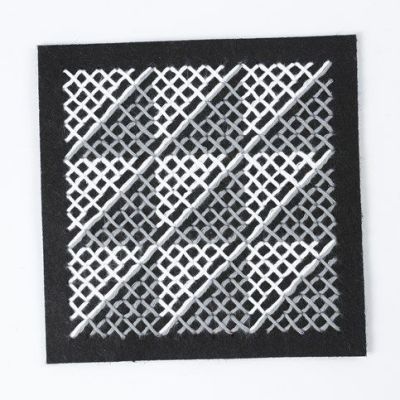 Ein Kissen mit einer Grafik im Kreuzstich-Muster