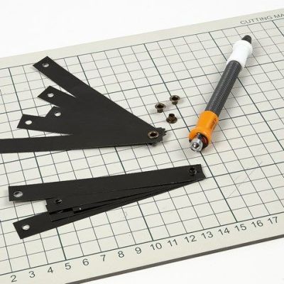 Hängende Dekorationen aus schwarzen Fröbelsternstreifen mit Lederschnur