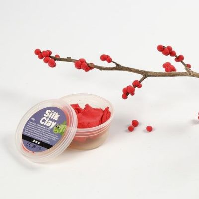 Einen roten und weißen Weihnachtstisch dekorieren