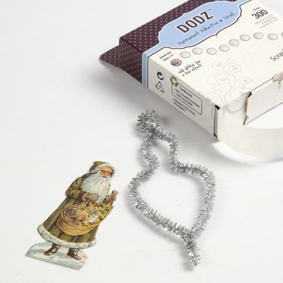 Weihnachtsschmuck im Vintage-Look aus Pfeifenreinigern und Vintage-Motiven