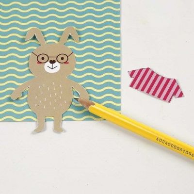 Hängende Osterhasen aus gemustertem Karton