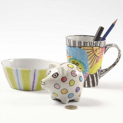 Mit Markern verzierte Porzellangegenstände