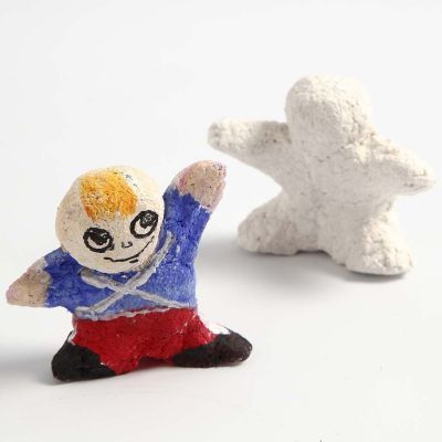 Kleine Figur aus Pappmaché-Paste