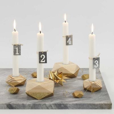Ein Adventskranz mit vier