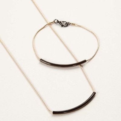 Schmuck aus Schlangenketten mit Anhänger aus gebogener Röhrchen-Perle