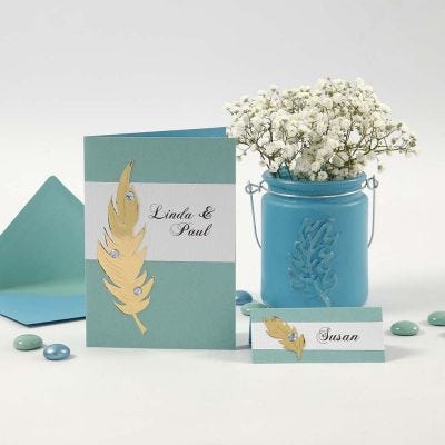 Einladungs- und Tischkarten mit Schmuck aus Goldmetallic-Federn und Strass-Steinen