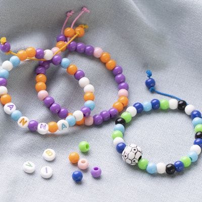 Armbänder aus farbiger