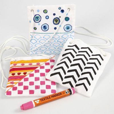 Mit Textilfarbe verzierte Brustbeutel