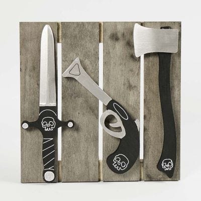 Wandbild mit bemalten Deko-Waffen