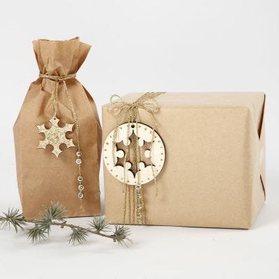 Geschenkverpackung mit goldenen Deko-Elementen