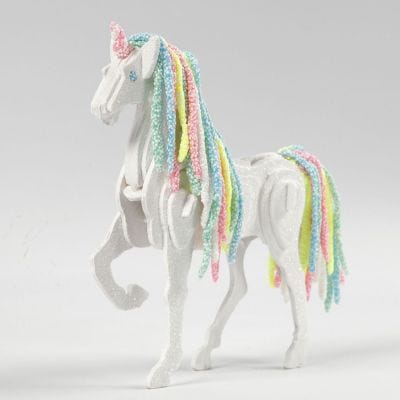 Ein Holzpferd wird in ein märchenhaftes Einhorn verwandelt