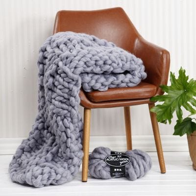 Eine handgestrickte Decke aus XL-Chunky-Garn