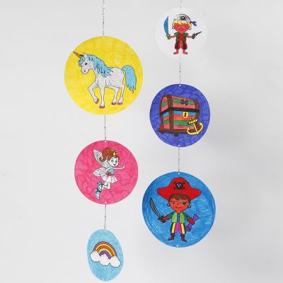 Mobile mit vorgedruckten Elementen aus Karton