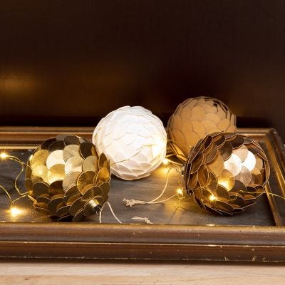 Christbaumkugel in Zapfenform