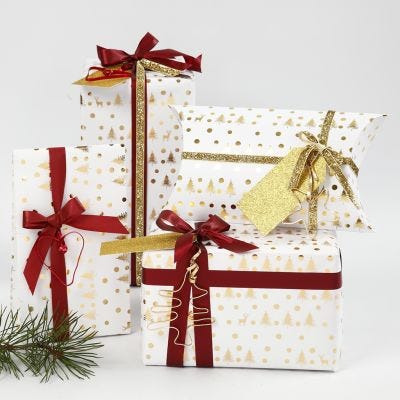 Geschenkverpackungen in Gold und Weiß