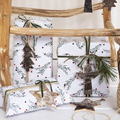 Weihnachtliche Geschenkverpackung und Deko - mit grünen Zweigen bedrucktes Papier
