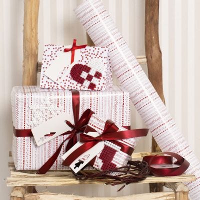 Weihnachtliche Geschenkverpackung in Rot und Weiß