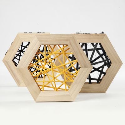 Kunstwerk aus Stoffgarn und sechseckigem Holzrahmen
