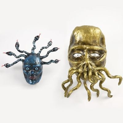 Medusa und Tentakel-Monster aus Pappmaché