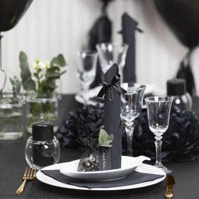 Tischdeko in Schwarz mit Papierblumen