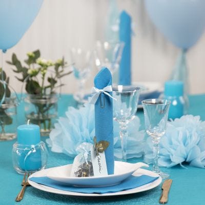 Tischdeko in Hellblau mit Papierblumen